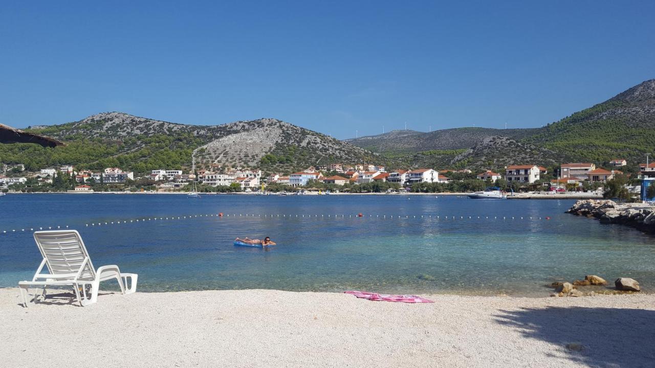 Apartments By The Sea Seget Vranjica, Trogir - 13771 المظهر الخارجي الصورة