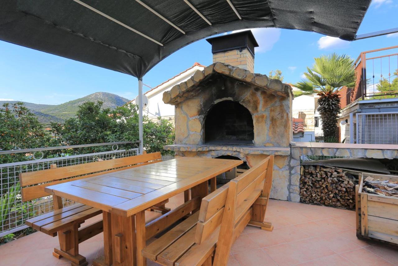 Apartments By The Sea Seget Vranjica, Trogir - 13771 المظهر الخارجي الصورة