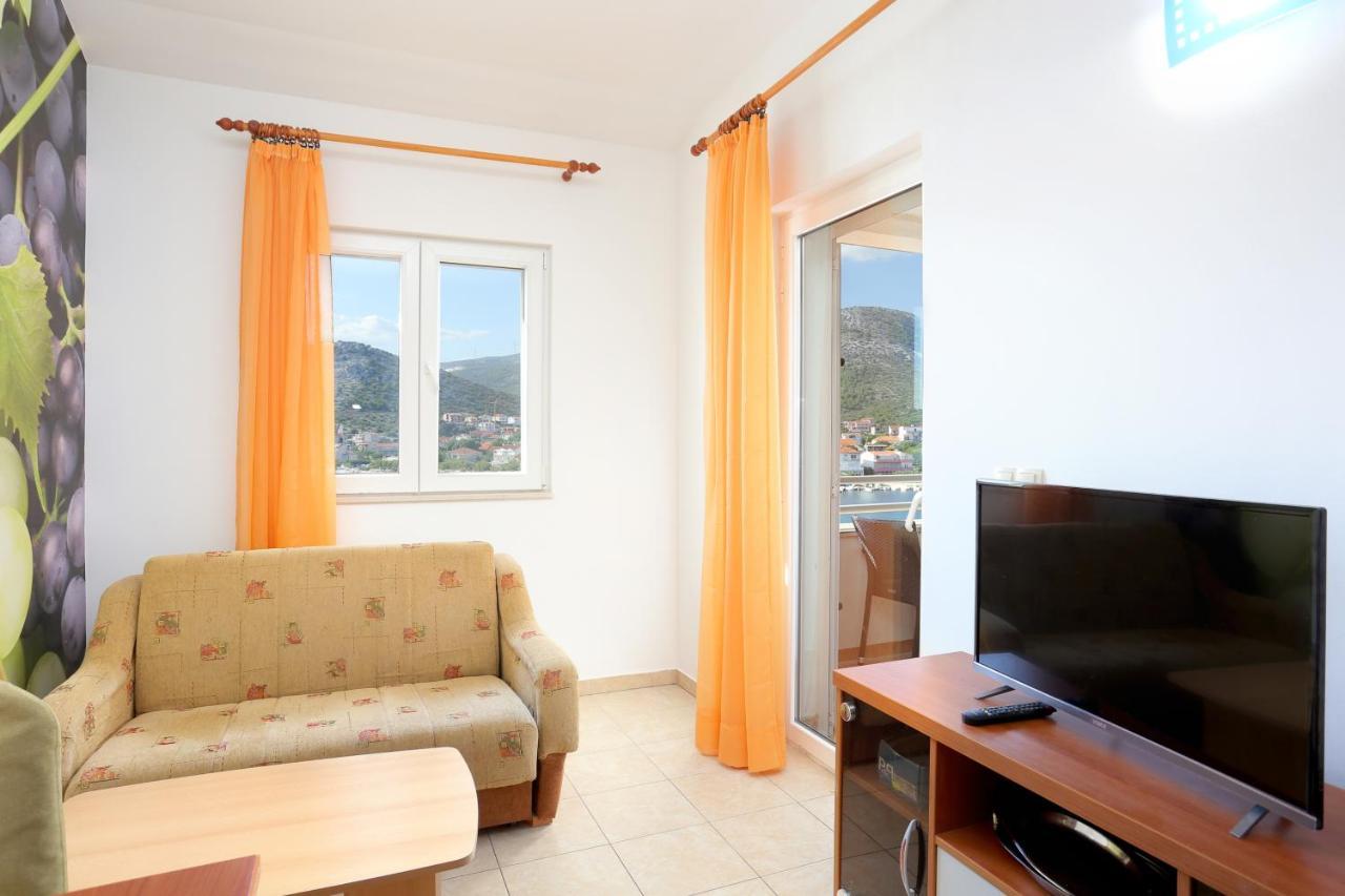Apartments By The Sea Seget Vranjica, Trogir - 13771 المظهر الخارجي الصورة