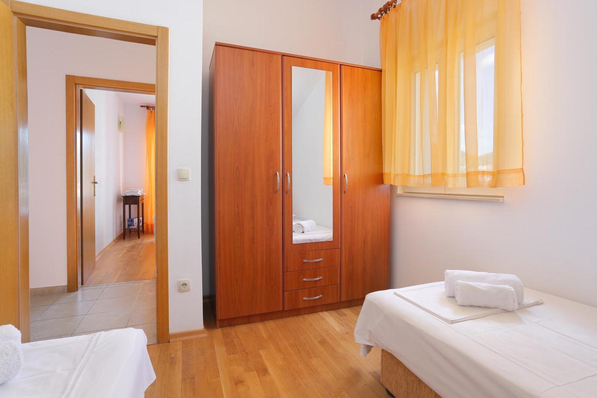 Apartments By The Sea Seget Vranjica, Trogir - 13771 الغرفة الصورة