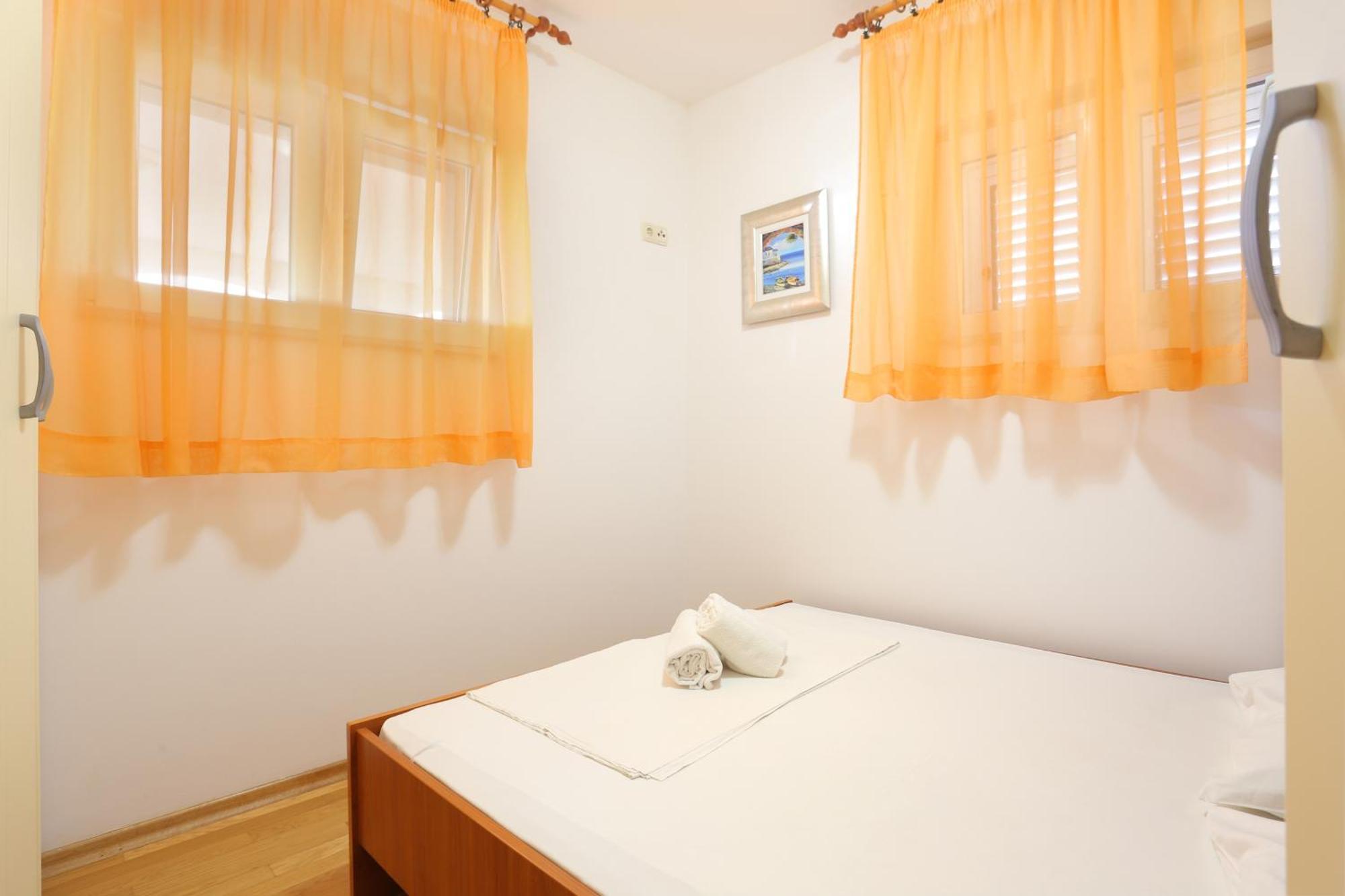 Apartments By The Sea Seget Vranjica, Trogir - 13771 الغرفة الصورة