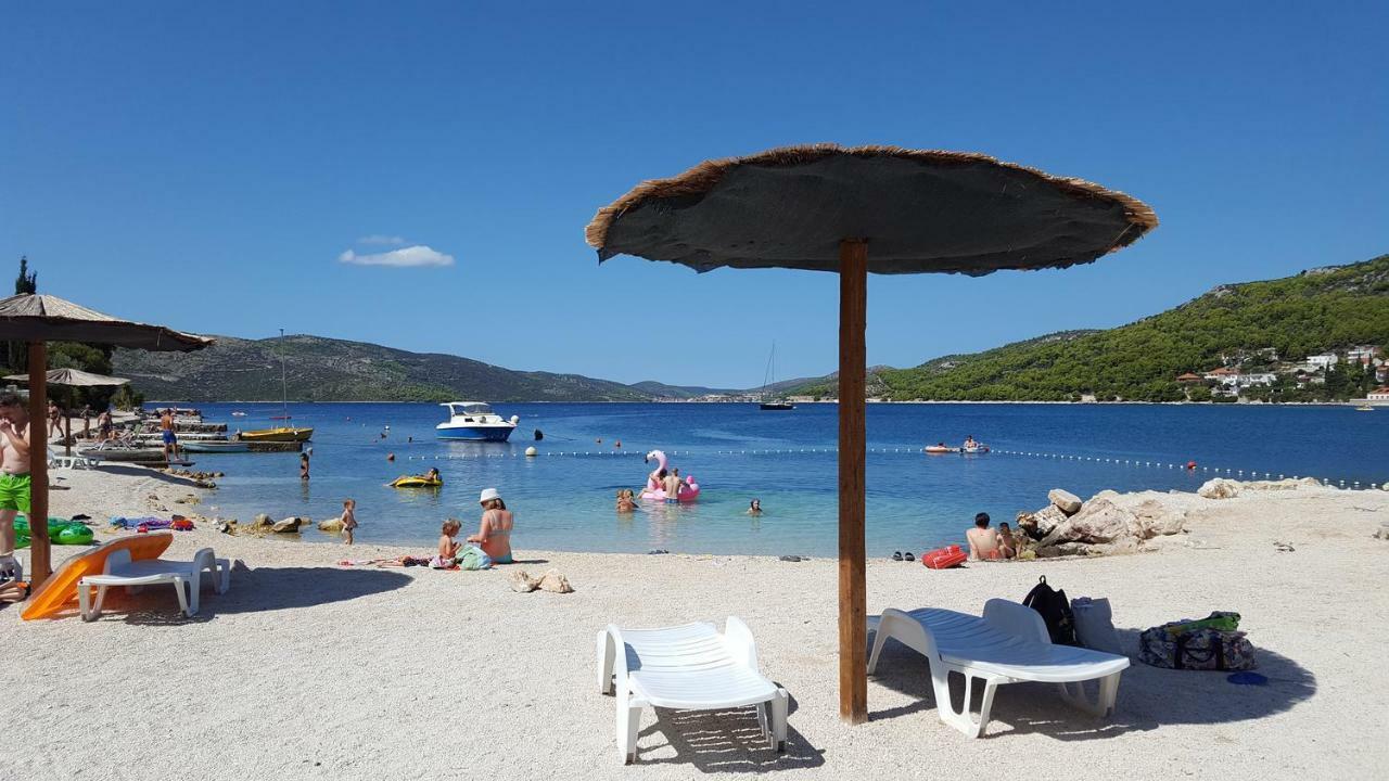 Apartments By The Sea Seget Vranjica, Trogir - 13771 المظهر الخارجي الصورة